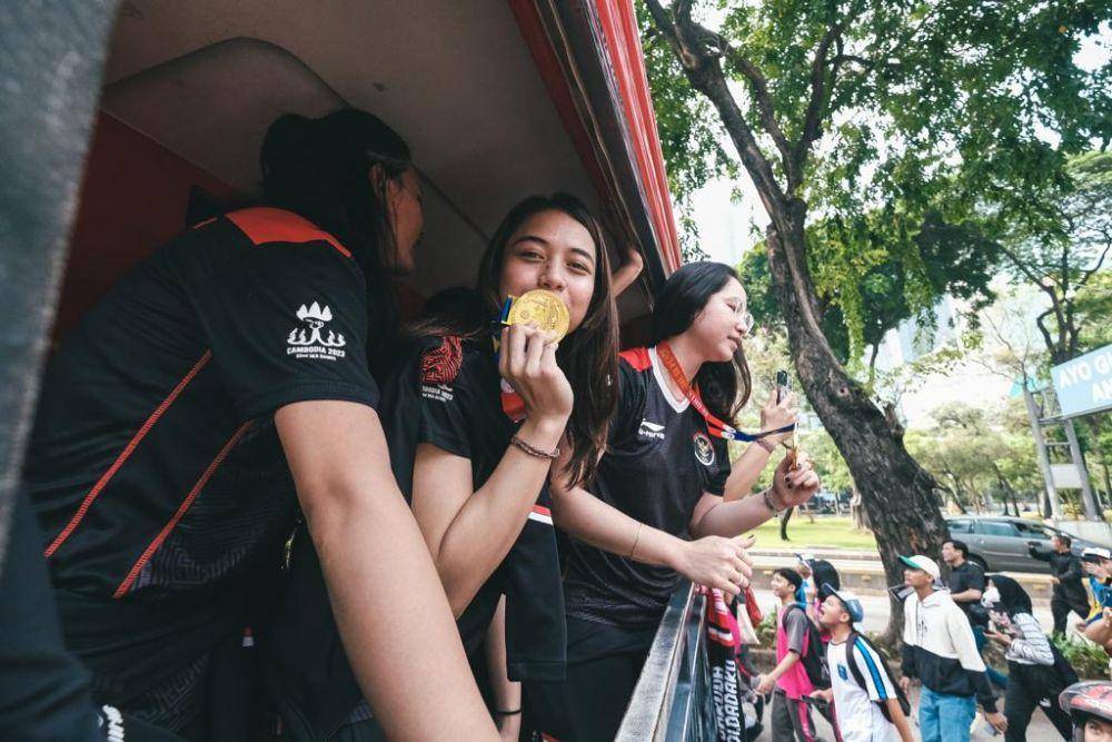 Skuad Timnas basket putri saat mengikuti arak-arakan, Jumat (19/5/2023). (Dok. Perbasi).