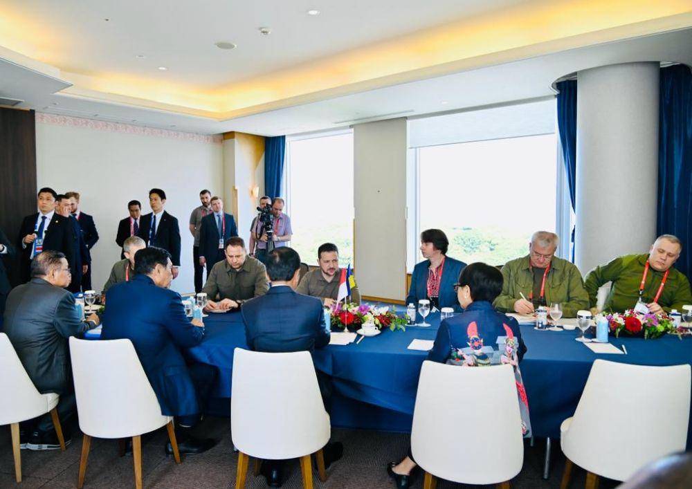 Presiden Jokowi bertemu dengan Presiden Ukraina, Volodymyr Zelenskyy di sela-sela Konferensi Tingkat Tinggi (KTT) G7 (dok. Sekretariat Presiden)