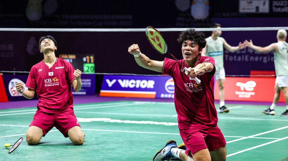 selebrasi ganda putra Korea Selatan di semifinal Piala Sudirman 2023 (bwfsudirmancup.bwfbadminton.com)