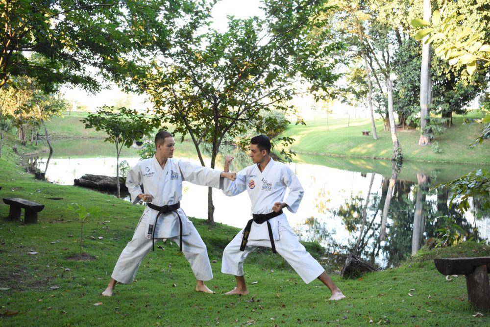 Pegiat olahraga karate sedang berlatih. (Unsplash.com/SOON SANTOS)