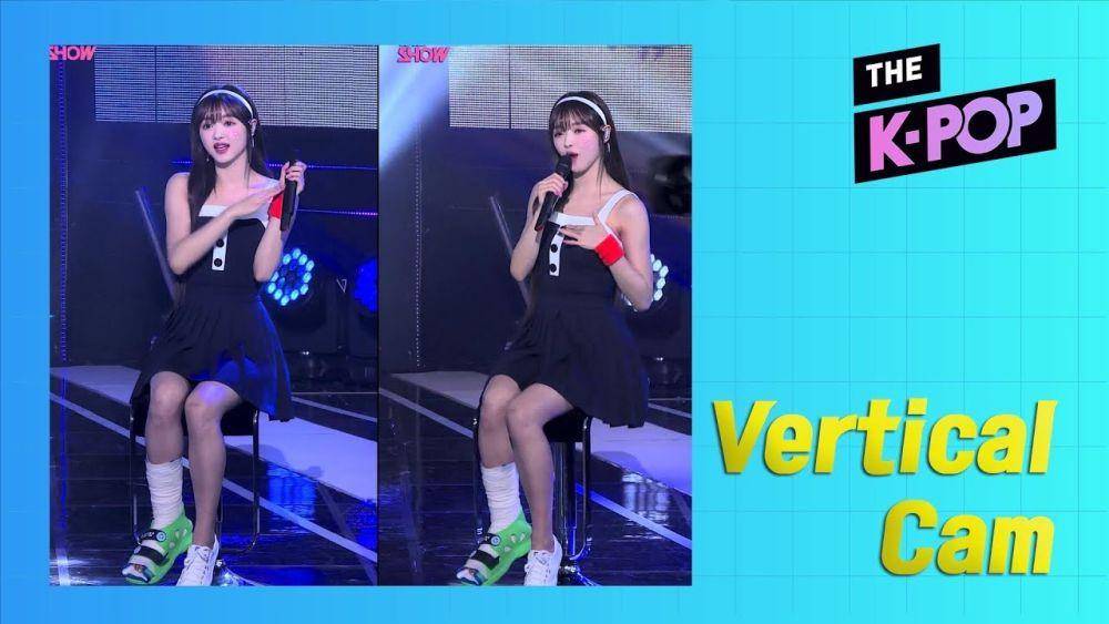 potret YooA Oh My Girl saat memakai gips untuk tampil di atas panggung (youtube.com/THE K-POP)