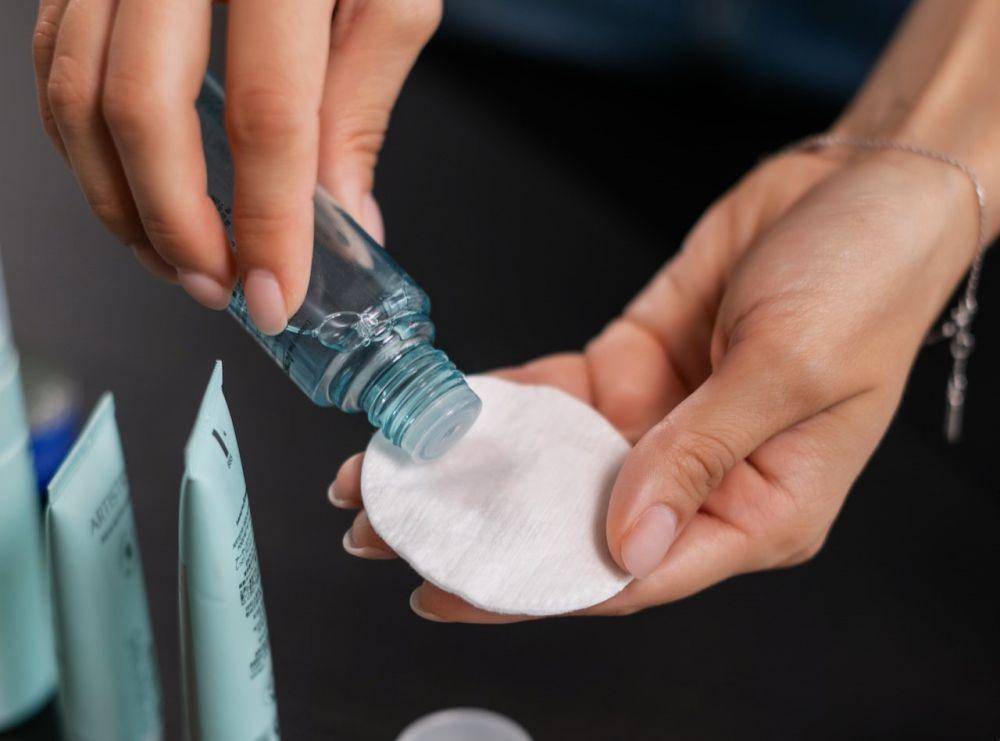 ilustrasi toner air mawar (pexels.com/Alena Darmel)