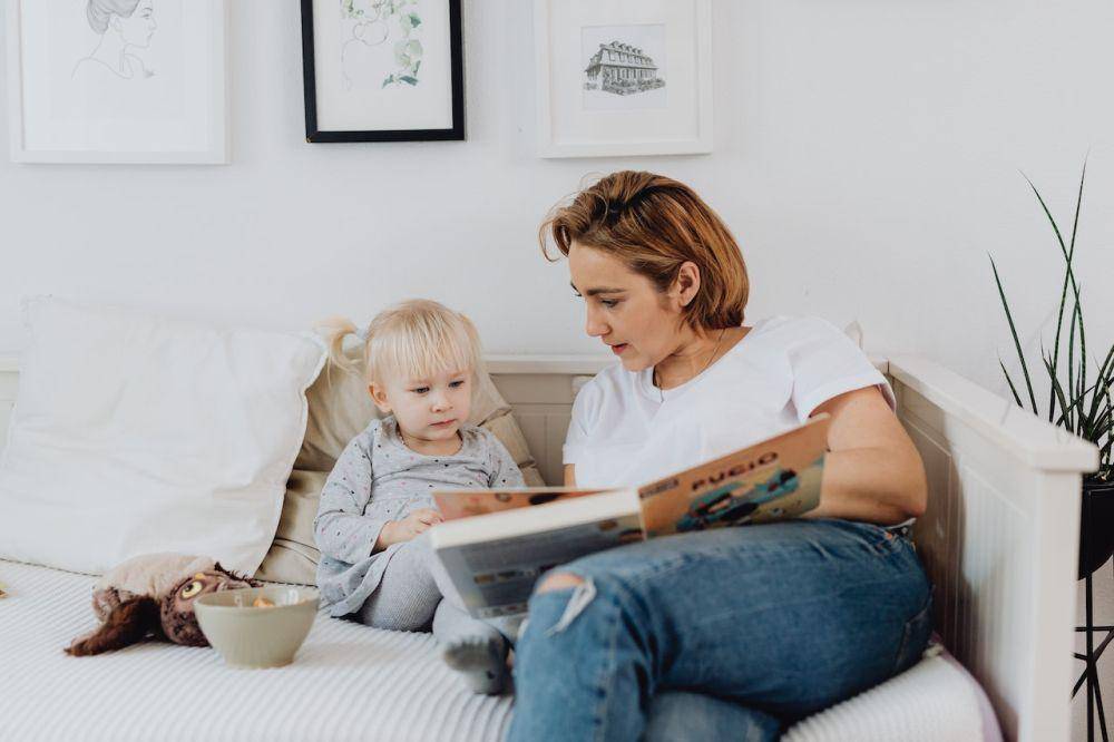 ilustrasi membacakan dongeng untuk anak (pexels.com/Karolina Grabowska)