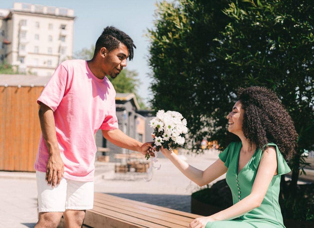 ilustrasi orang menyatakan cinta (pexels.com/SHVETS production)