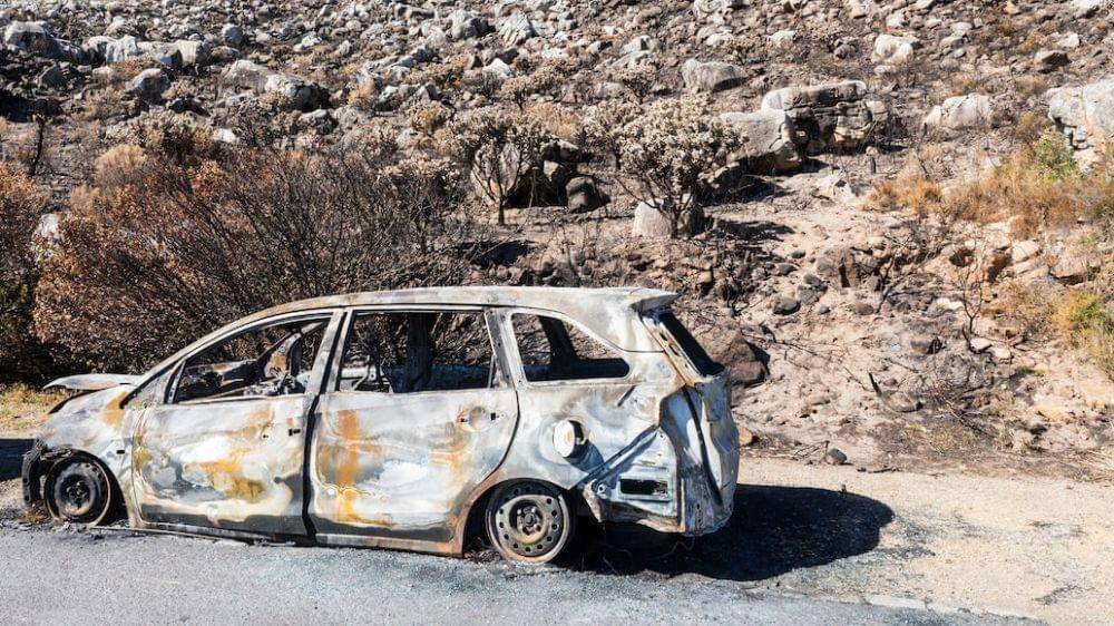 Ilustrasi mobil yang hancur setelah dibakar. (Unsplash.com/Ante Hamersmit)