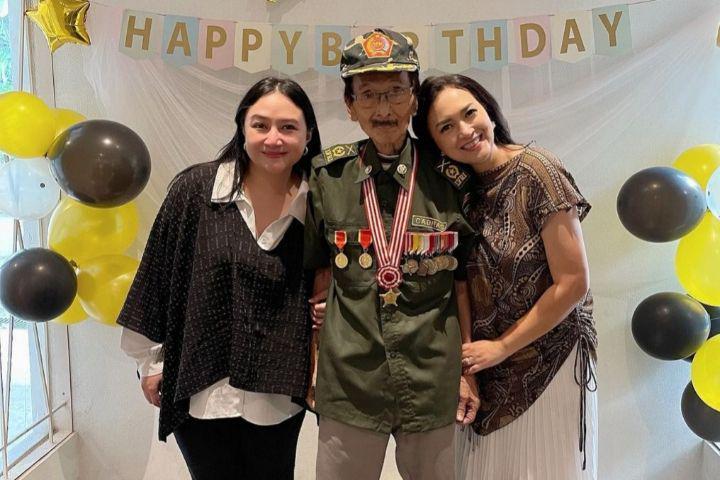 8 Potret Ultah Ayah Ira dan Ari Wibowo, Masih Gagah di Usia 94 Tahun!