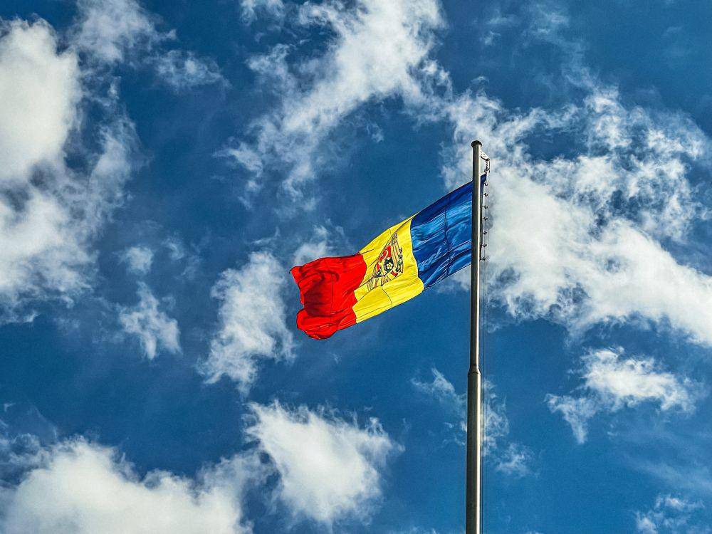 bendera Moldova (unsplash.com/ Sasha Pleshco)