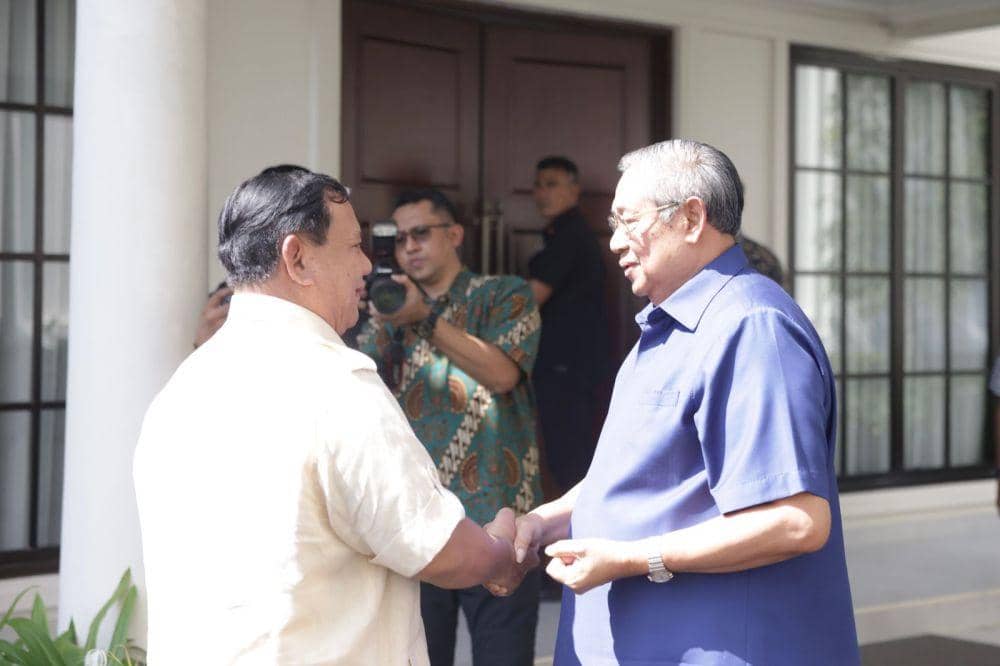 Prabowo Subianto saat berbincang dengan Susilo Bambang Yudhoyono di kediaman SBY di Pacitan, Jawa Timur, Sabtu (20/5/2023). Dok. Istimewa.