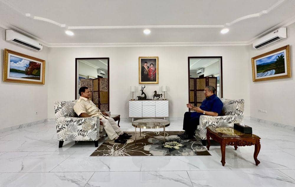 Prabowo Subianto saat berbincang dengan Susilo Bambang Yudhoyono di kediaman SBY di Pacitan, Jawa Timur, Sabtu (20/5/2023). Dok. Istimewa.