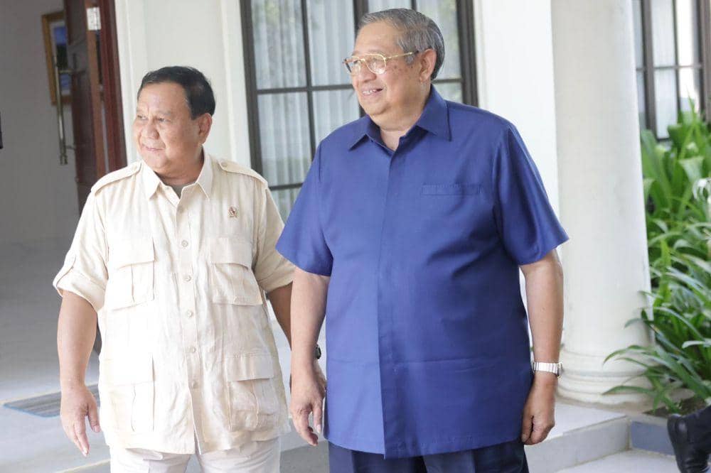 Prabowo Subianto saat pertemuan dengan Susilo Bambang Yudhoyono di kediaman SBY di Pacitan, Jawa Timur, Sabtu (20/5/2023). Dok. Istimewa.