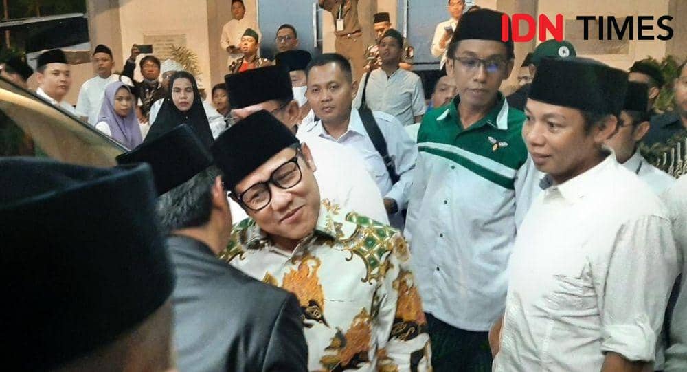 Ketua Umum PKB, Muhaimin Iskandar "cipika-cipiki" dengan tokoh politisi di Kota Makassar. (Dahrul Amri/IDN Times Sulsel)