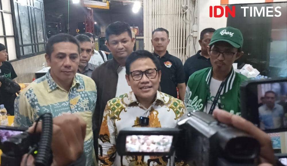 Ketua Umum PKB, Muhaimin Iskandar didampingi mantan Wakil Walikota Makassar, Syamsu Rizal saat mengunjungi warung Sop Sodara di Jalan AP Pettarani, Kota Makassar. (Dahrul Amri/IDN Times Sulsel)