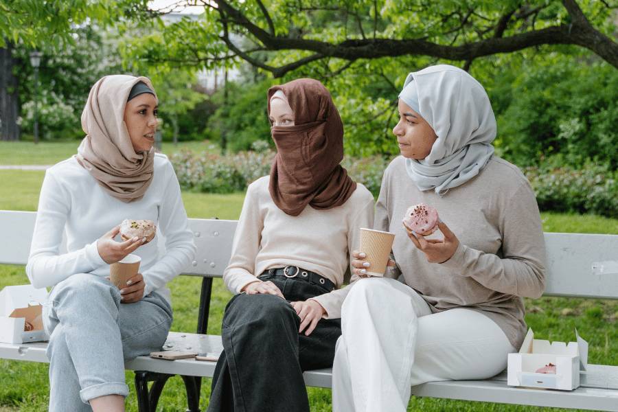 potret ilustrasi muslimah berinteraksi (pexels.com/Mart Production)