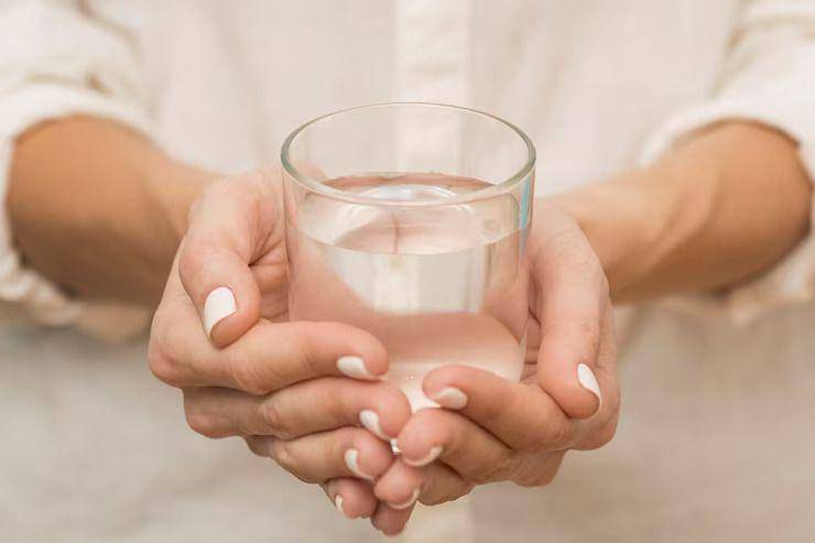 Ilustrasi minum air putih (Freepik.com/freepik)