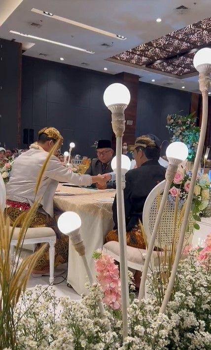 viral pengantin menikah dengan mahar tiket Coldplay (twitter.com/orangdalamkamu)
