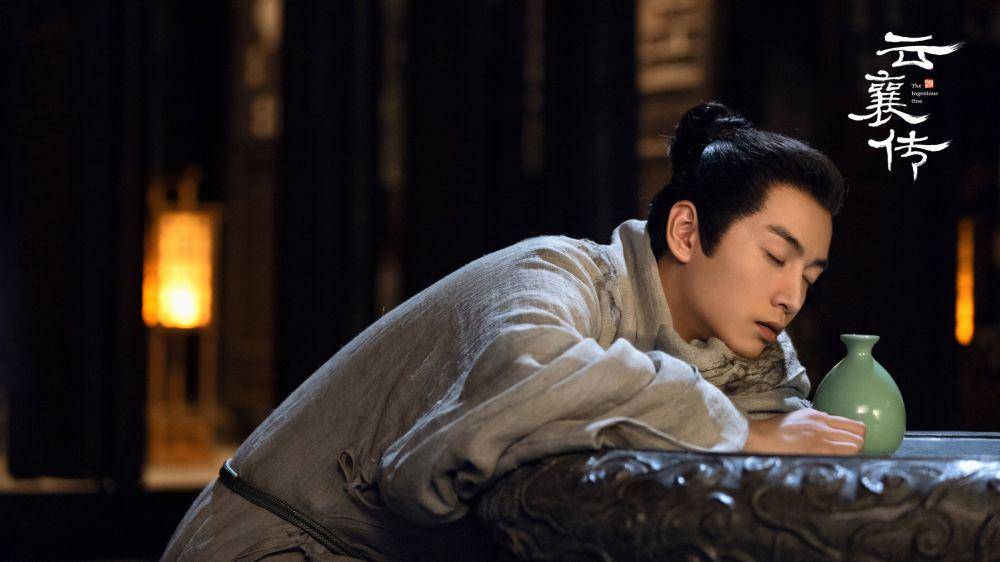 Yun Xiang ketika minum arak di Cdrama The Ingenious One (dok. IQiyi/The Ingenious One)