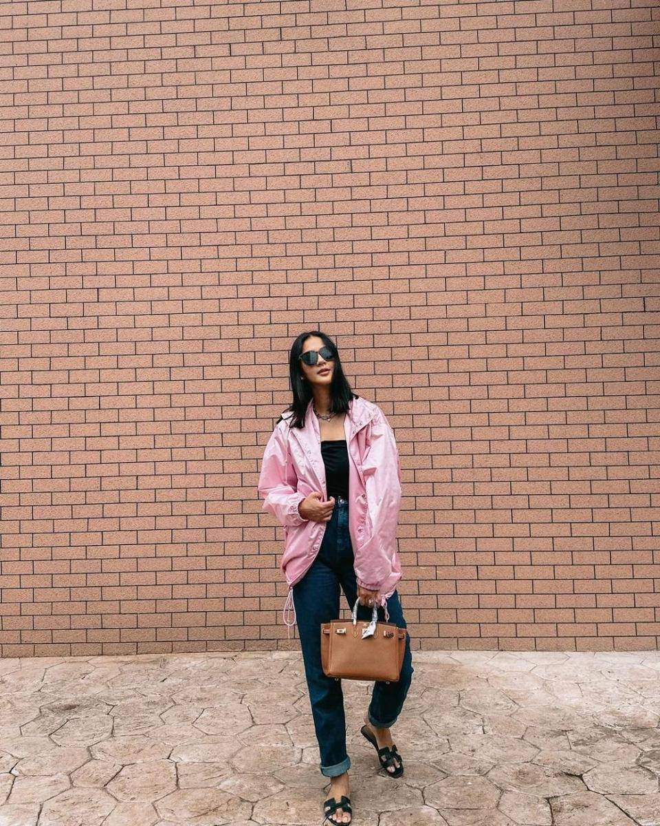 Padu padan hand bag dan long pants Paula Verhoeven (instagram.com/paula_verhoeven)