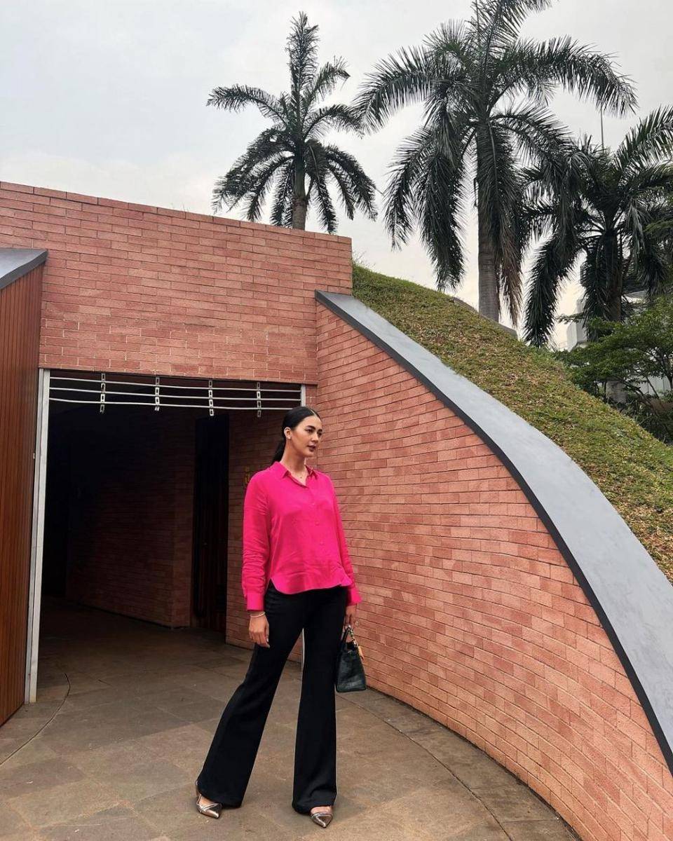 Padu padan hand bag dan long pants Paula Verhoeven (instagram.com/paula_verhoeven)