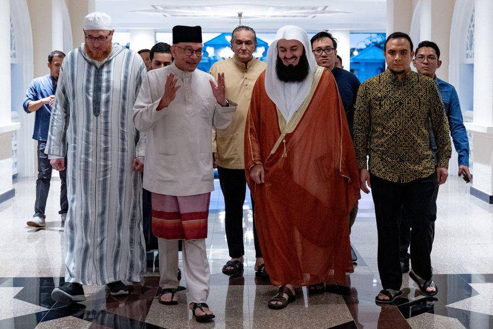 PM Malaysia Anwar Ibrahim (dua dari kiri) menyambut hangat rombongan ulama Mufti Ismail Menk (facebook.com/Anwar Ibrahim)