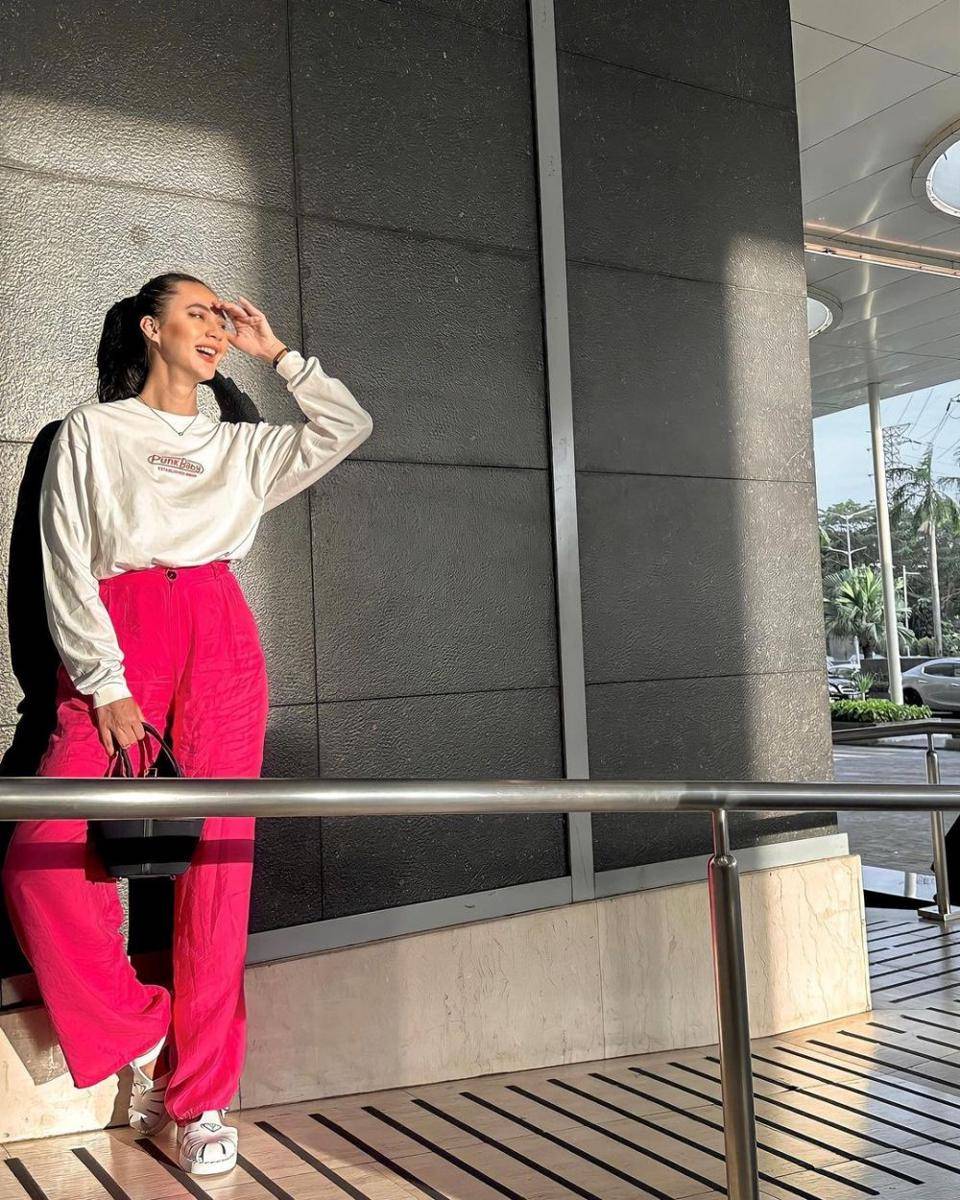 Padu padan hand bag dan long pants Paula Verhoeven (instagram.com/paula_verhoeven)