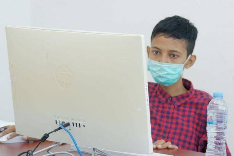 Mohammad Naufal Hasqi saat menjalankan UTBK (dok. UNESA)
