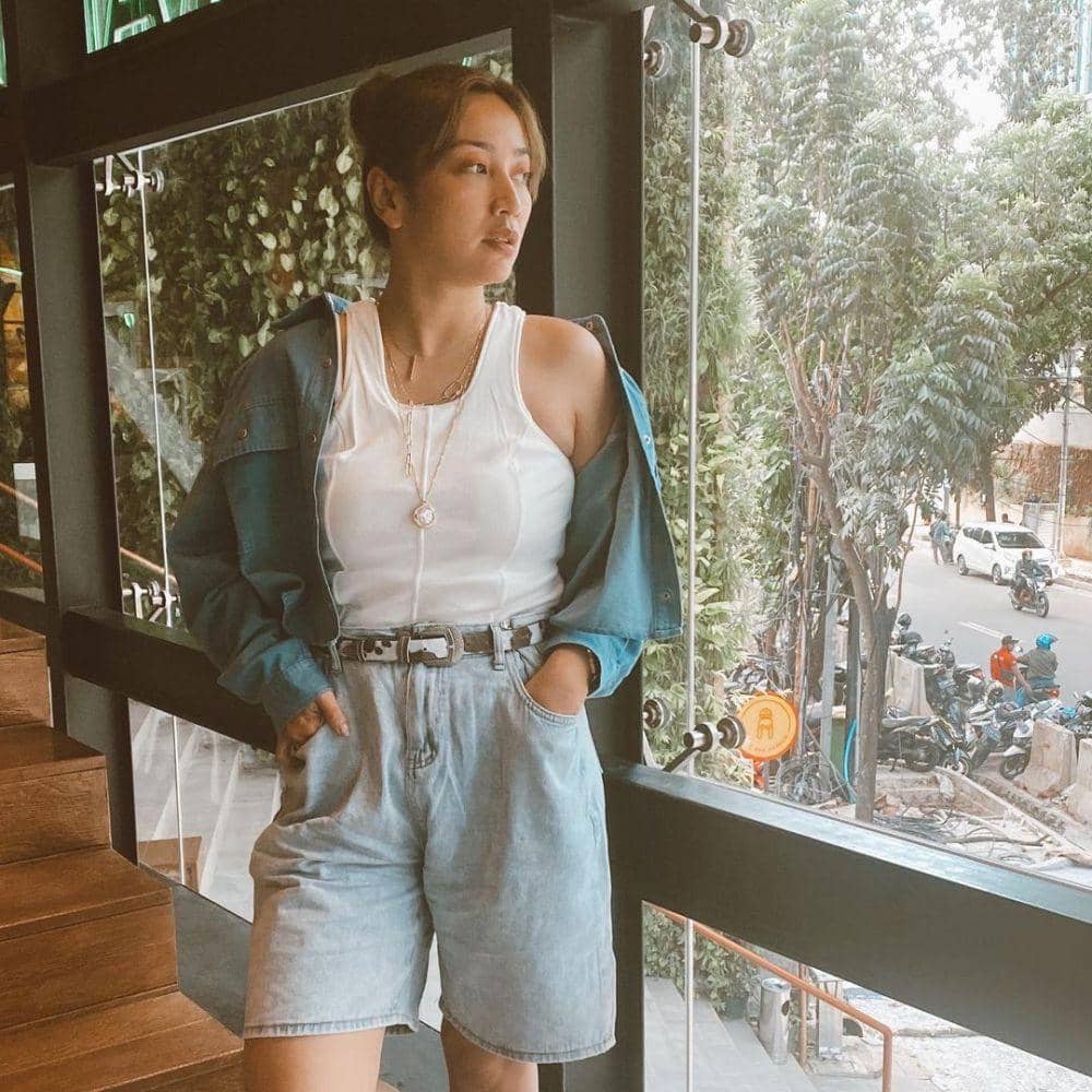 Baju liburan Hesti Purwadinata (instagram.com/hestipurwadinata)