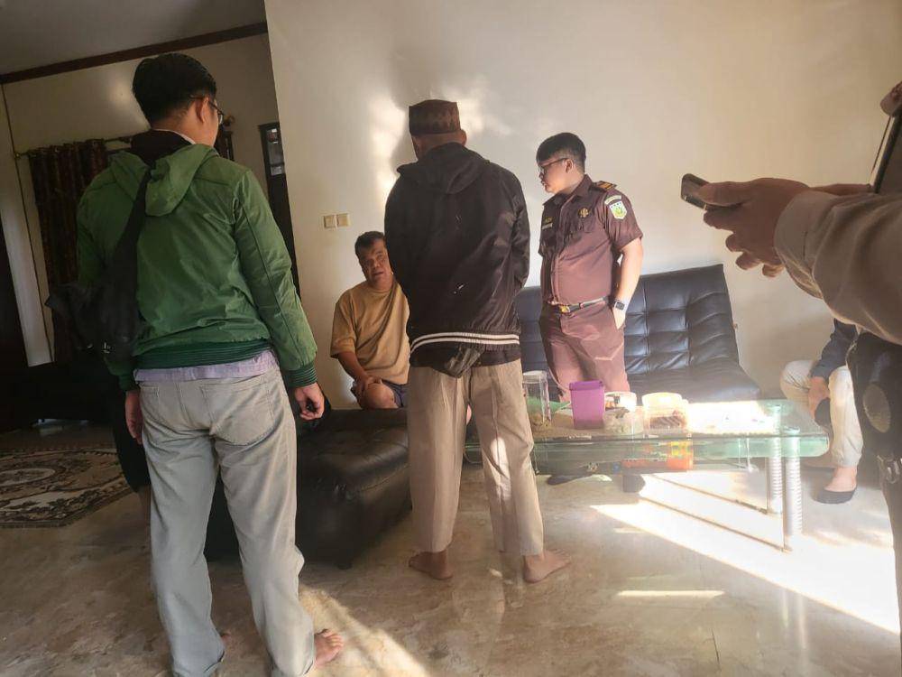 Kejari Kota Depok mengamankan tersangka penggelapan sertifikat lahan di Depok usai buron selama 10 bulan. (Istimewa)