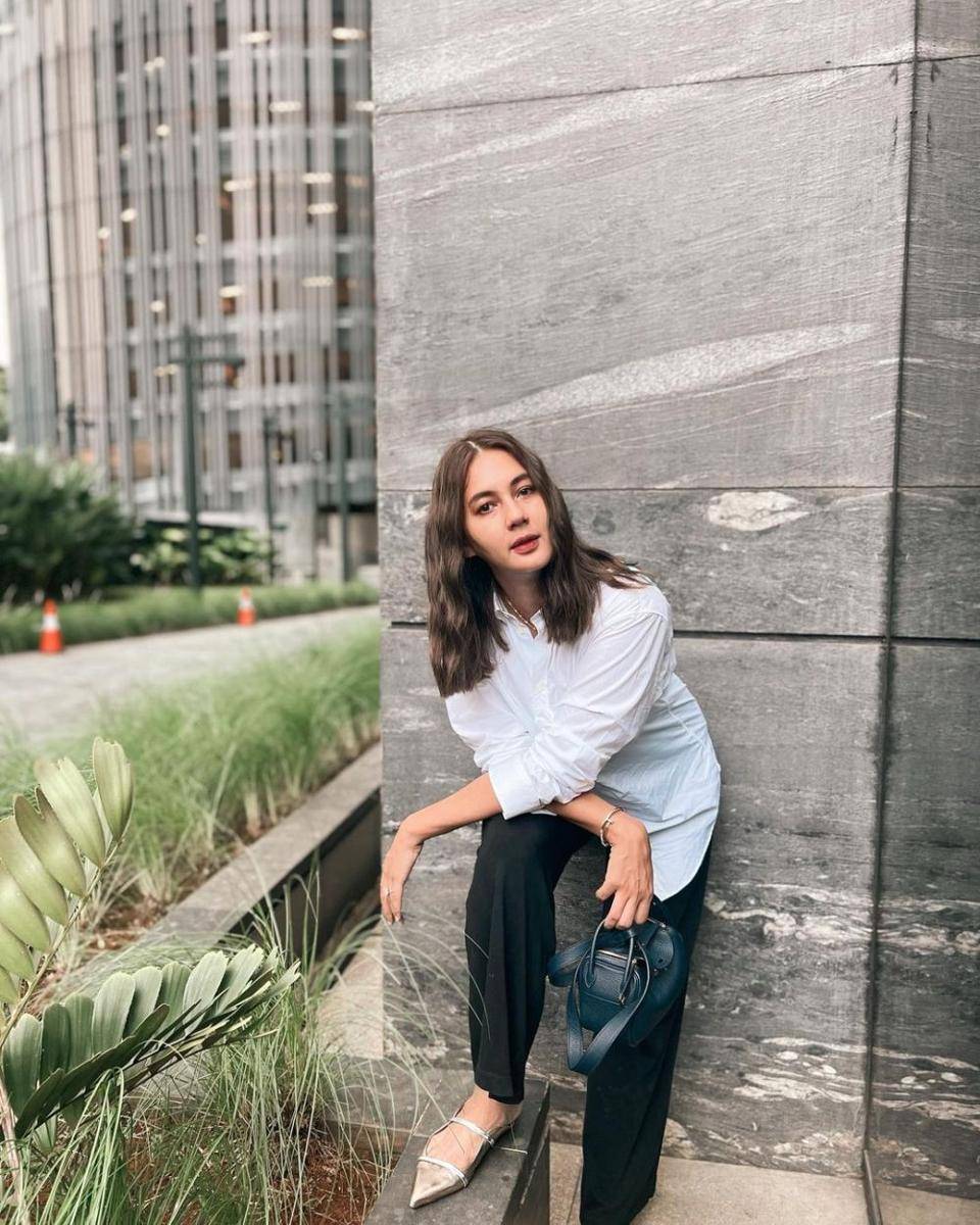 Padu padan hand bag dan long pants Paula Verhoeven (instagram.com/paula_verhoeven)
