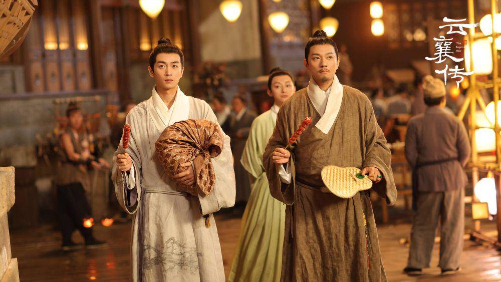 Yun Xiang bersama denganTuan Mo saat malam tahun baru di Cdrama The Ingenious One (dok. IQiyi/The Ingenious One)