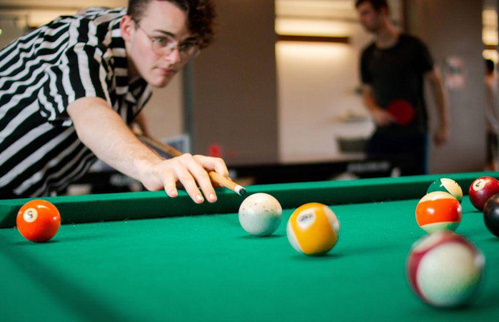 ilustrasi permainan billiard (Unsplash.com/Dimitri Bong)