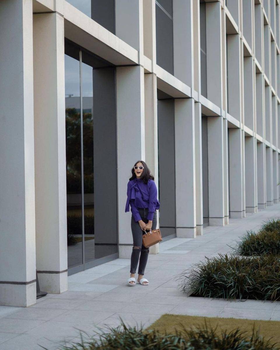 Padu padan hand bag dan long pants Paula Verhoeven (instagram.com/paula_verhoeven)