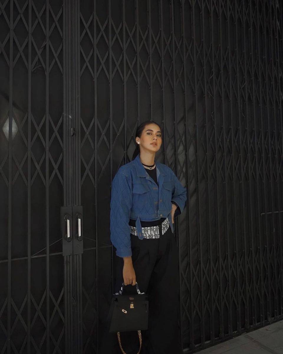 Padu padan hand bag dan long pants Paula Verhoeven (instagram.com/paula_verhoeven)