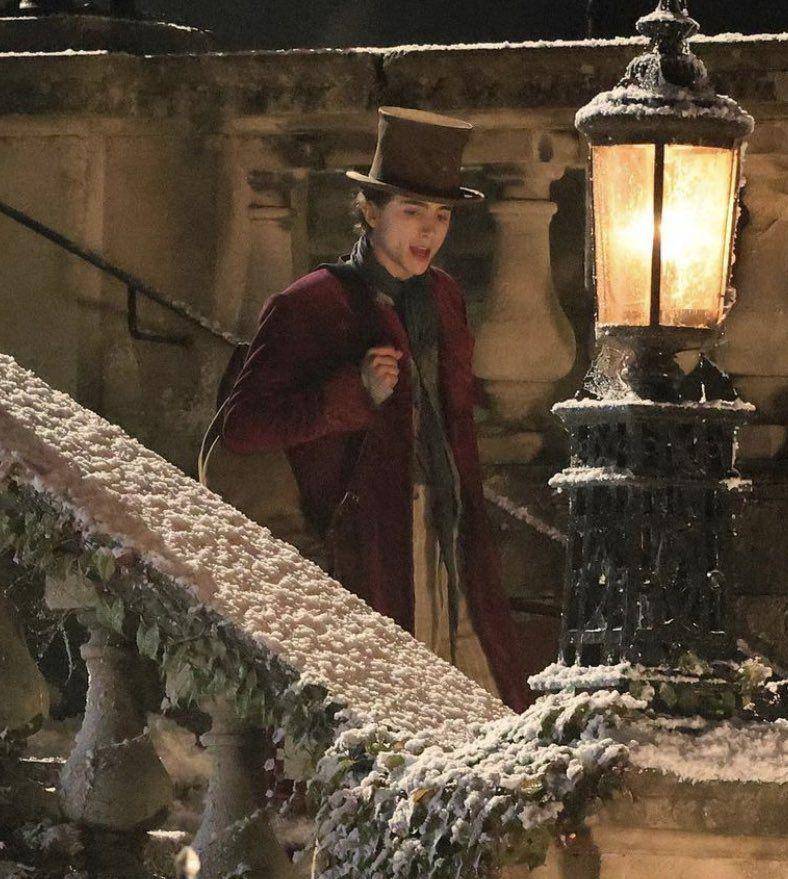 Timothee Chalamet terlihat bernyanyi untuk salah satu adegan di Wonka (twitter.com/wonka_news)