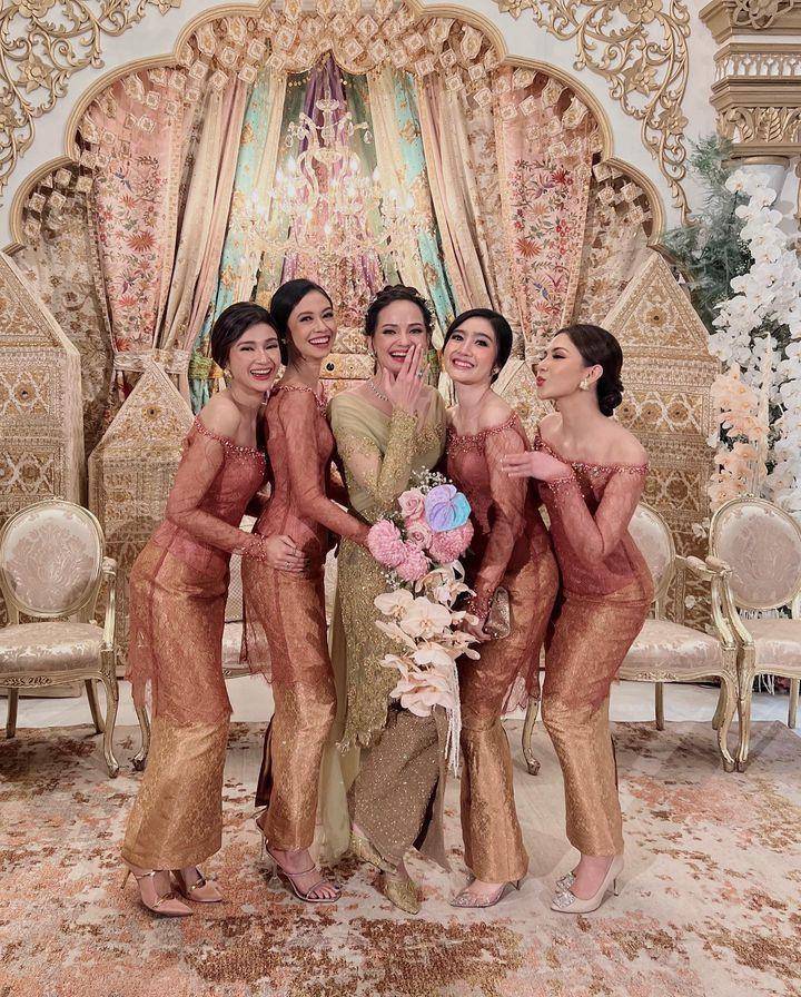adu gaya kondangan Enzy Storia vs. Jessica Mila (instagram.com/enzystoria | instagram,com/jscmila)