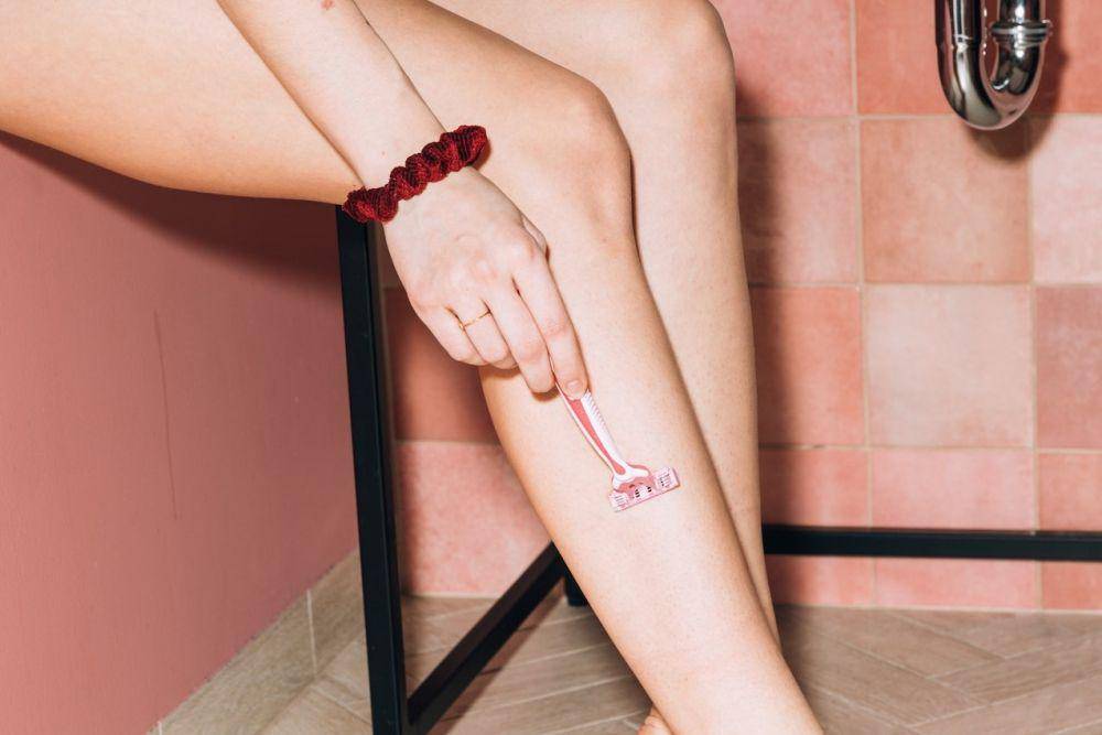 ilustrasi mencukur bulu kaki (pexels.com/KoolShooters)