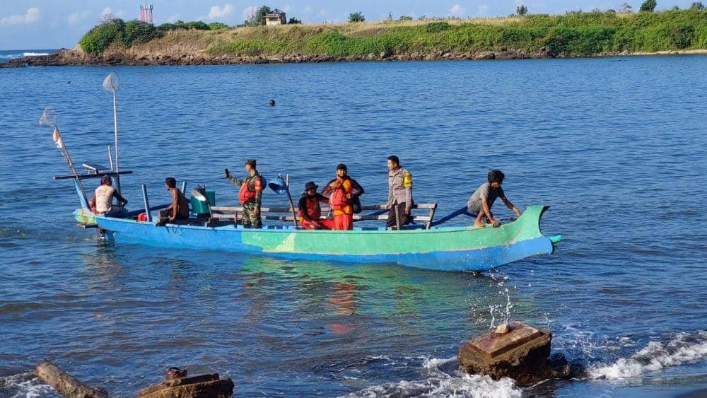 Pencarian korban bersama masyarakat setempat menggunakan perahu nelayan. (dok. SAR Mataram)