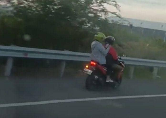 Tangkapan layar video pengendara motor masuk ke jalan tol di Gresik. Dok Istimewa