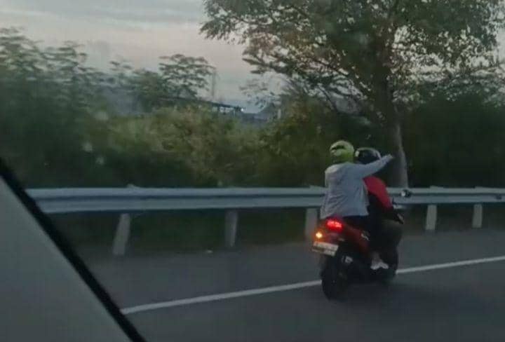 Tangkapan layar video pengendara motor masuk ke jalan tol di Gresik. Dok Istimewa