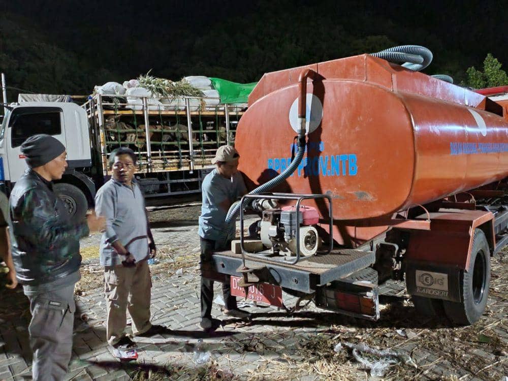 Mobil tangki air bersih yang didistribusikan untuk minum ternak yang tertahan di Pelabuhan Gili Mas Lombok Barat. (dok. BPBD NTB)