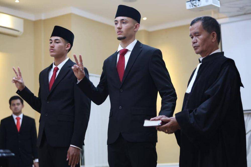 Rafael Struick dan Ivar Jenner saat pengambilan sumpah di Kanwil Kemenkumham, Senin (22/5/2023). (Dok. PSSI).