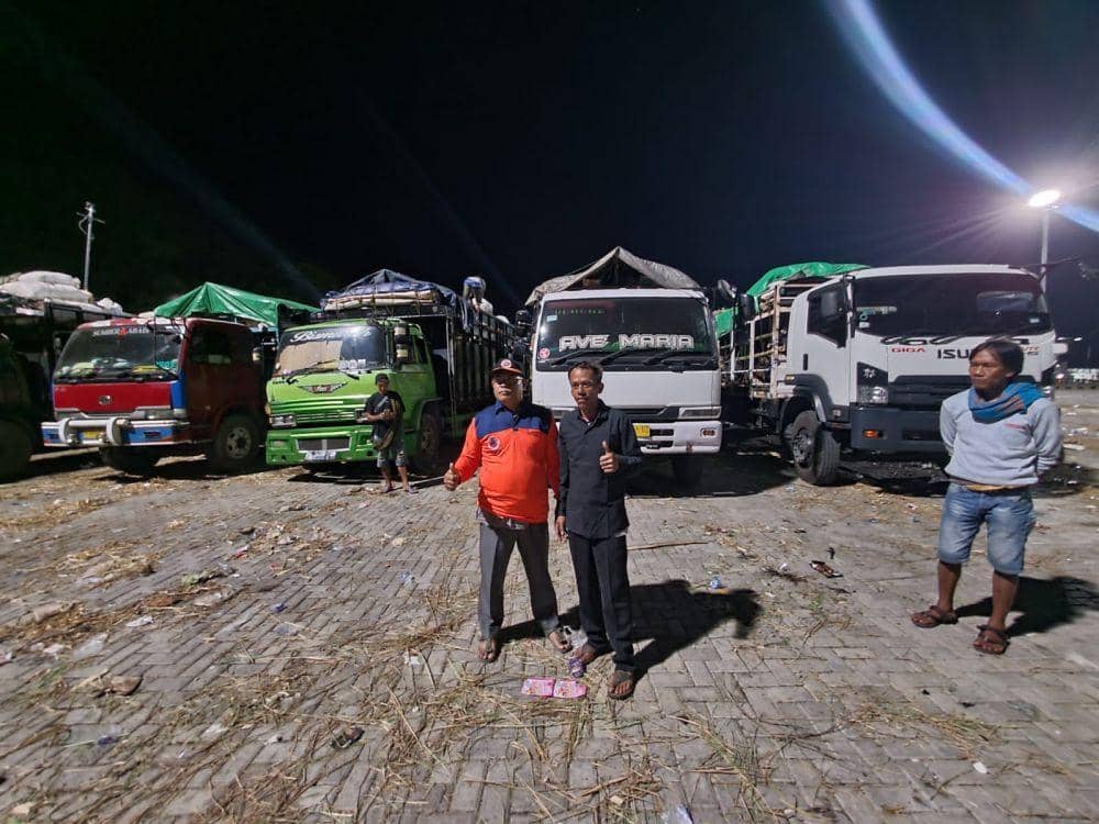 Truk pengangkut ternak sapi yang tertahan di Pelabuhan Gili Mas Lombok Barat. (dok. BPBD NTB)