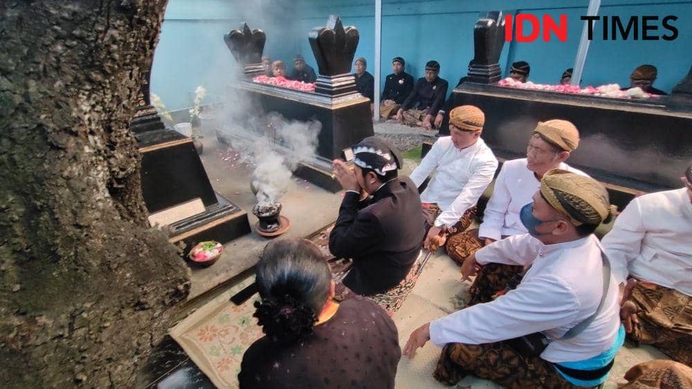 Ritual doa bersama di Makam Ki Gedhe Sala untuk keluarga Presiden Jokowi. (IDN Times/Larasati Rey)