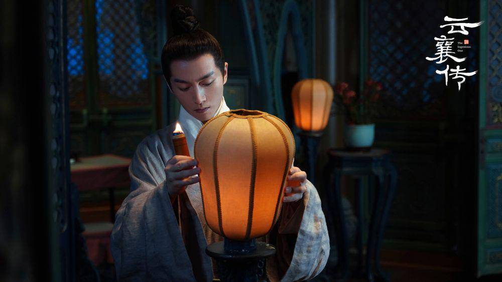 Yun Xiang sedang menyalakan lentera di Cdrama The Ingenious One (dok. IQiyi/The Ingenious One)