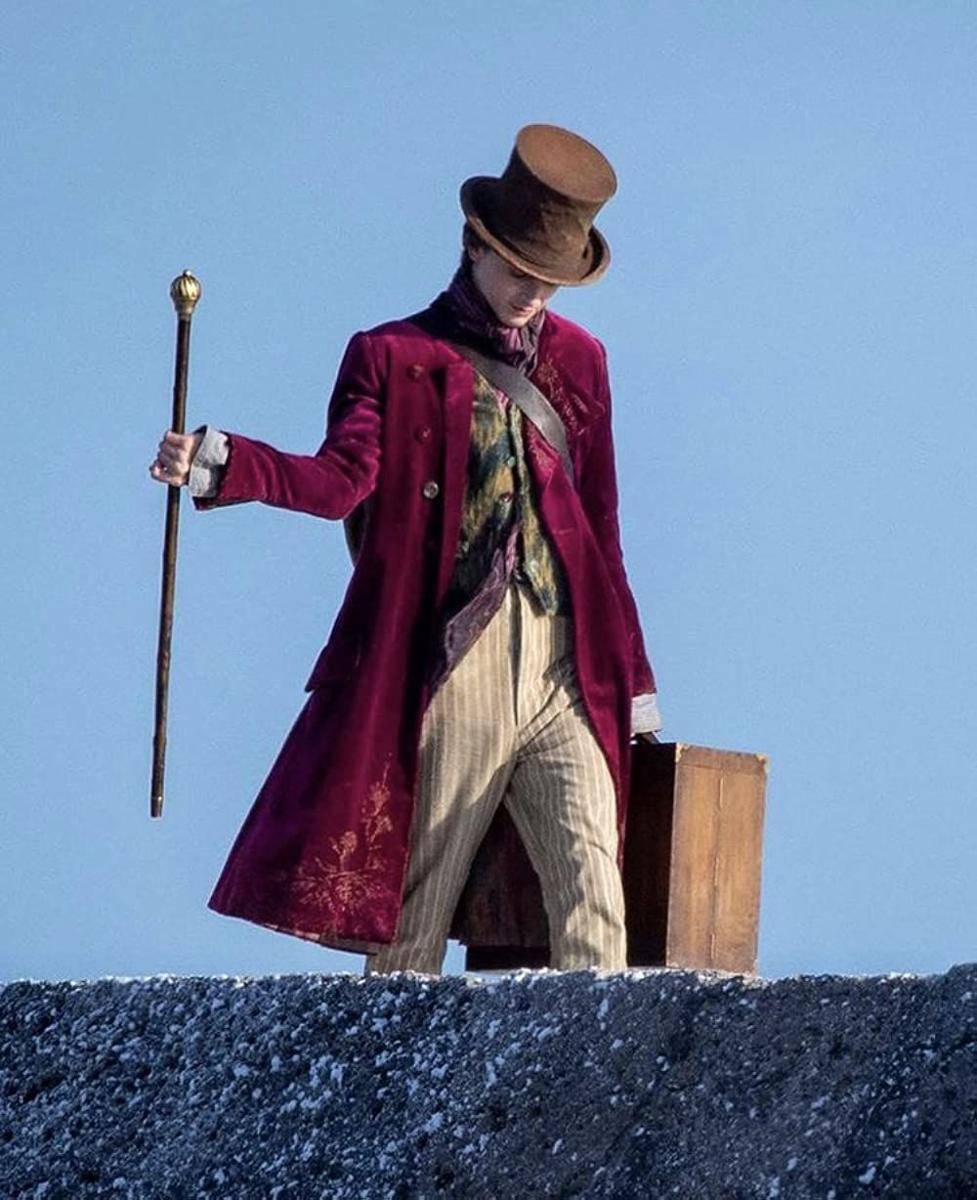 Tongkat dan koper kayu menjadi properti wajib Chalamet memerankan Wonka (twitter.com/wonka_news)
