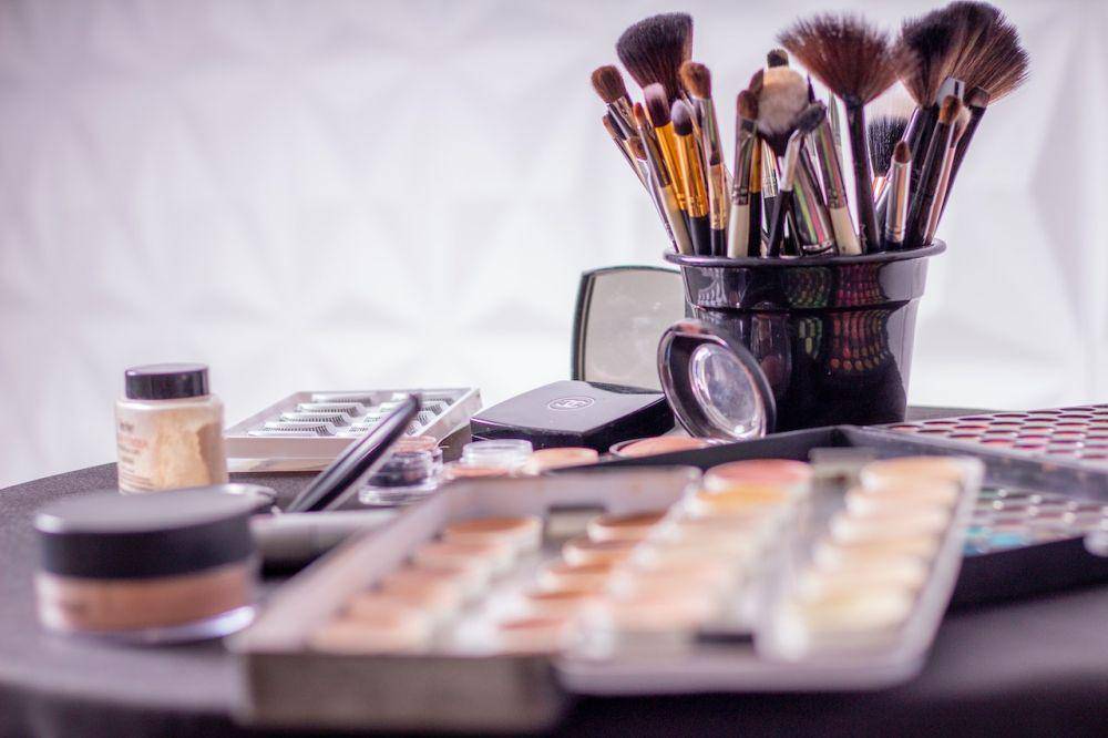 ilustrasi produk makeup (pexels.com/andersonguerra)