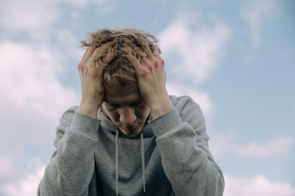 7 Perbedaan Overthinking pada Introver vs Ekstrover, Pahami Guys!