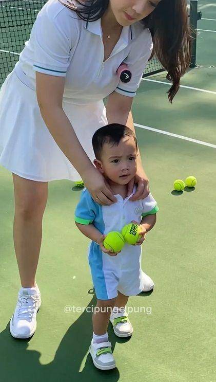 potret di belakang layar pemotretan tenis Rayyanza dan Nagita (instagram.com/tercipungcipung)