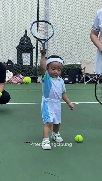 potret di belakang layar pemotretan tenis Rayyanza dan Nagita (instagram.com/tercipungcipung)