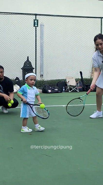 potret di belakang layar pemotretan tenis Rayyanza dan Nagita (instagram.com/tercipungcipung)