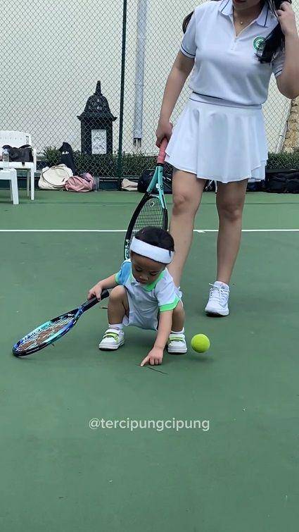 potret di belakang layar pemotretan tenis Rayyanza dan Nagita (instagram.com/tercipungcipung)